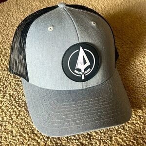 NWT Hooked & Tagged broadhead patched hat